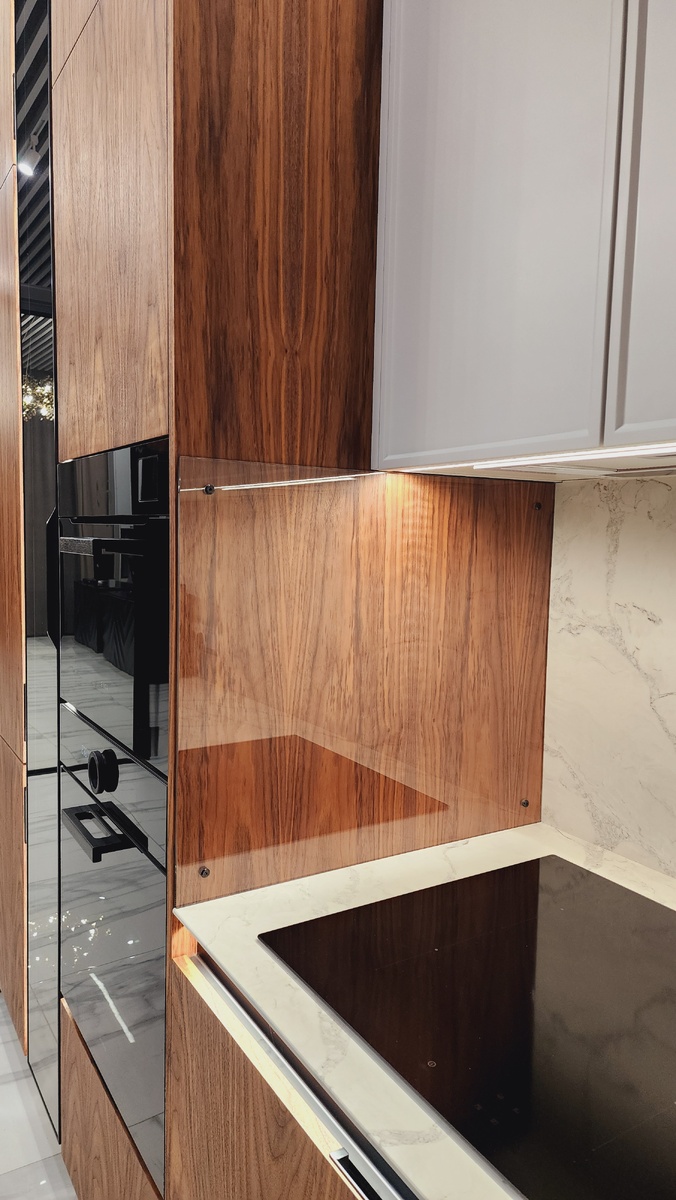 Изображение защиты шпонированного фасада каленым стеклом. Технология Лиговмебель.