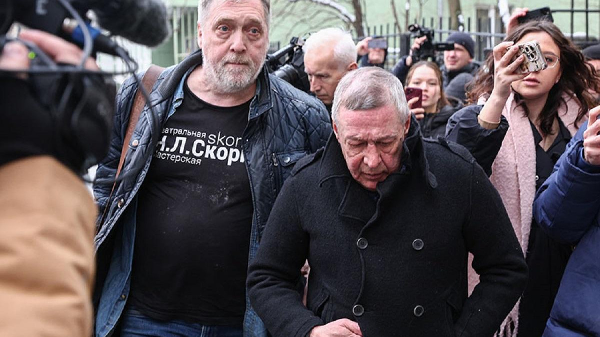 Премьера после заключения: люди выстраиваются за билетами на спектакль Ефремова