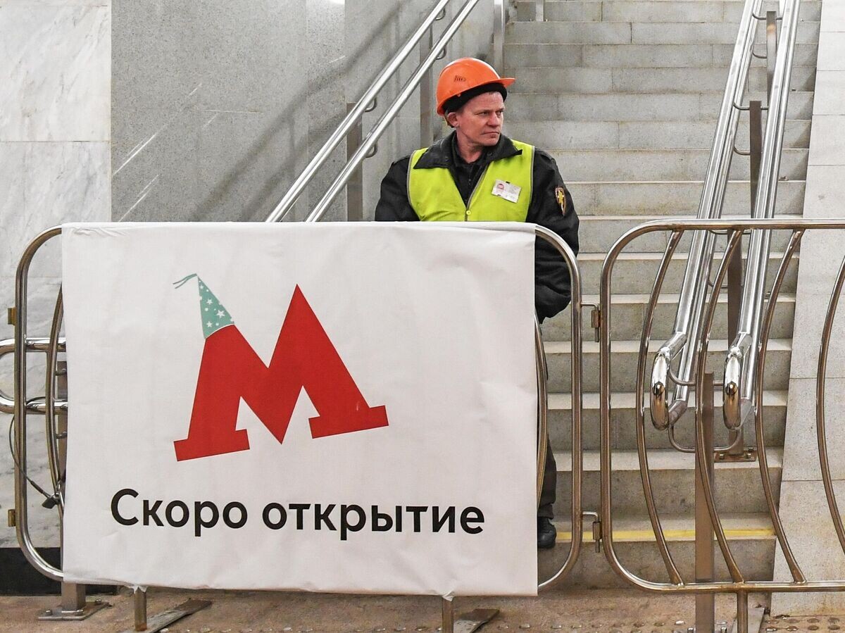    Объявление о скором открытии у входа на станцию "Марьина Роща" БКЛ | © РИА Новости / Сергей Пятаков