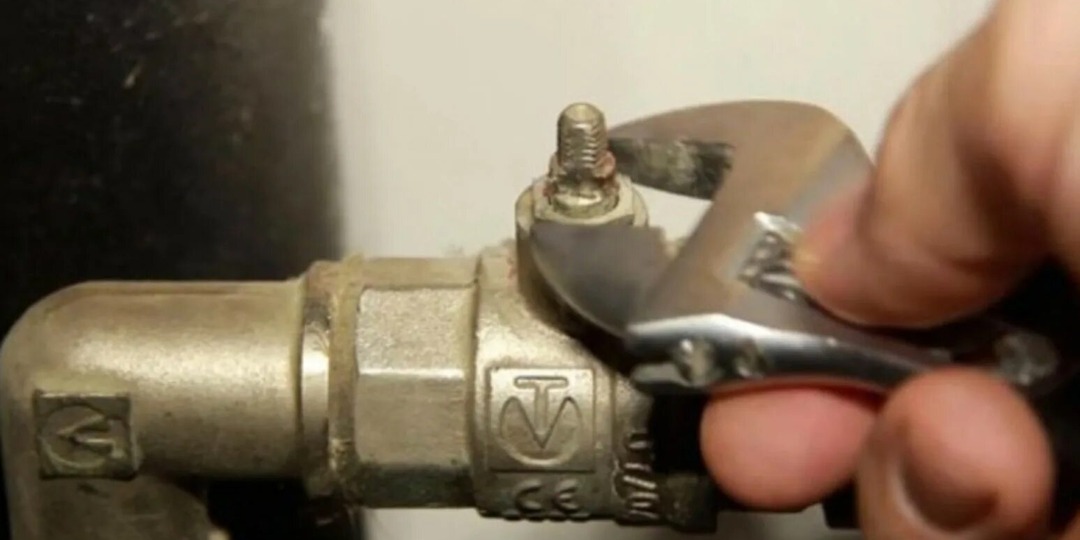 Шаровой кран «прикипел» изнутри так, что не провернуть: способ оживить его без замены и лишней пыли