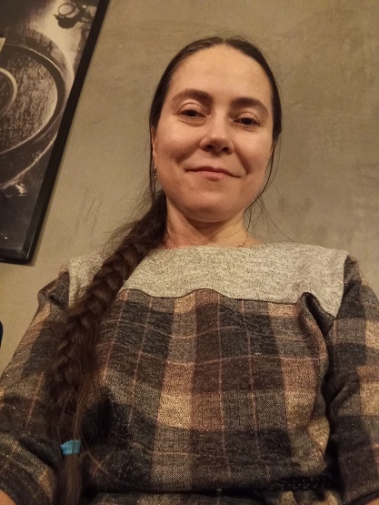 Нижний Новгород, 10 января 2026. С новыми фотографиями пока напряг. Но выгляжу я приблизительно так же замученно, как и на встрече выпускников, перед рассветом. С той лишь разницей, что тут я - бесконечно счастлива! 