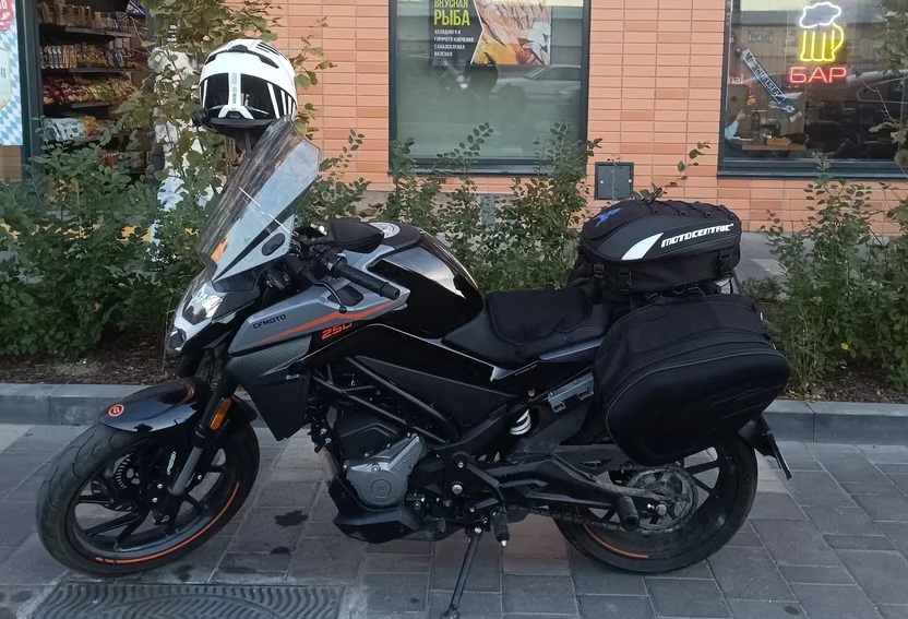 
250NK более универсальный: в будни на нем можно рассекать в пробках, а на выходных махнуть за город. На модель легко установить ветрозащиту и кофры, и она не утратит харизмы