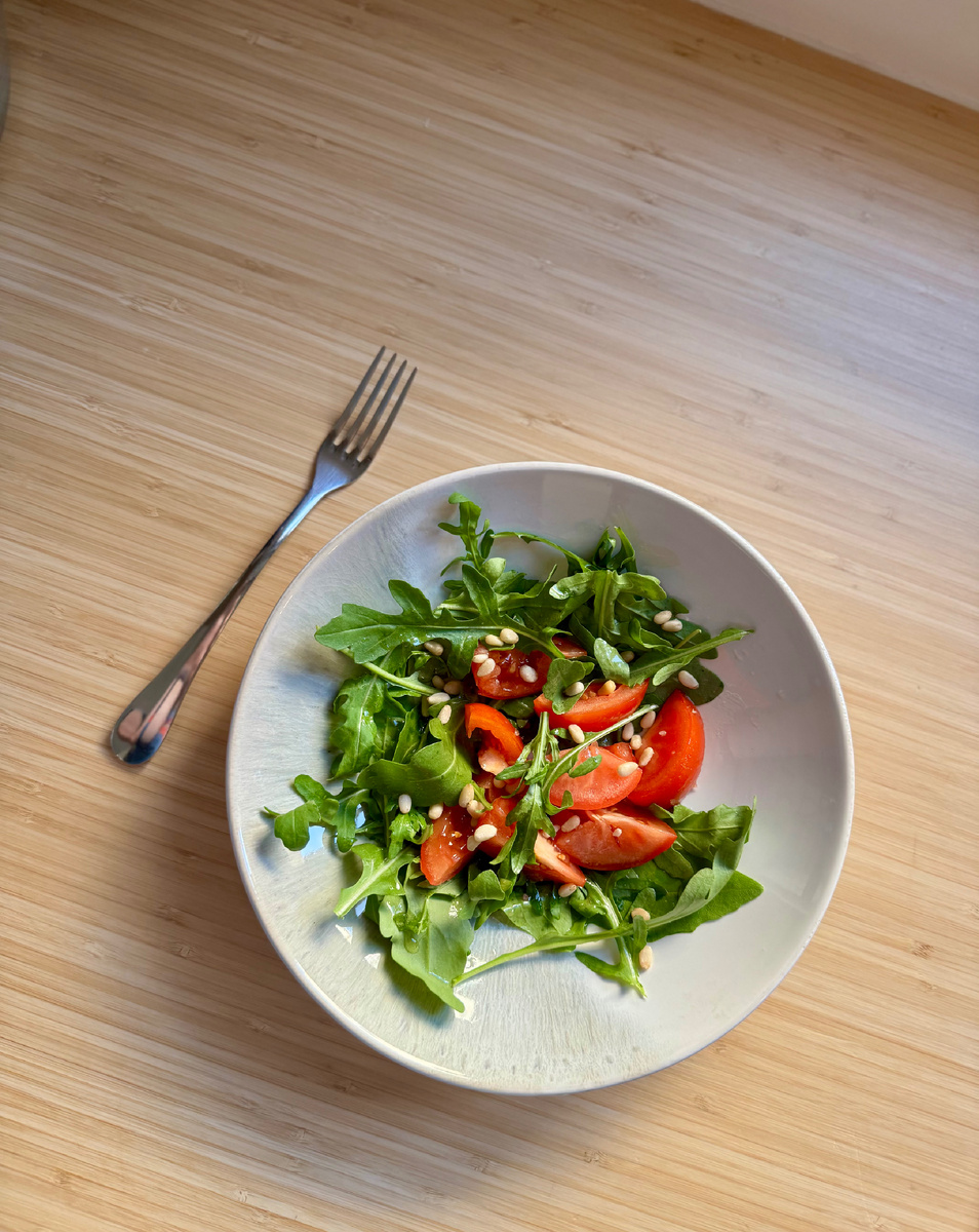 Зелень, овощи, орехи и оливковое масло - прекрасный пример plant-based диеты