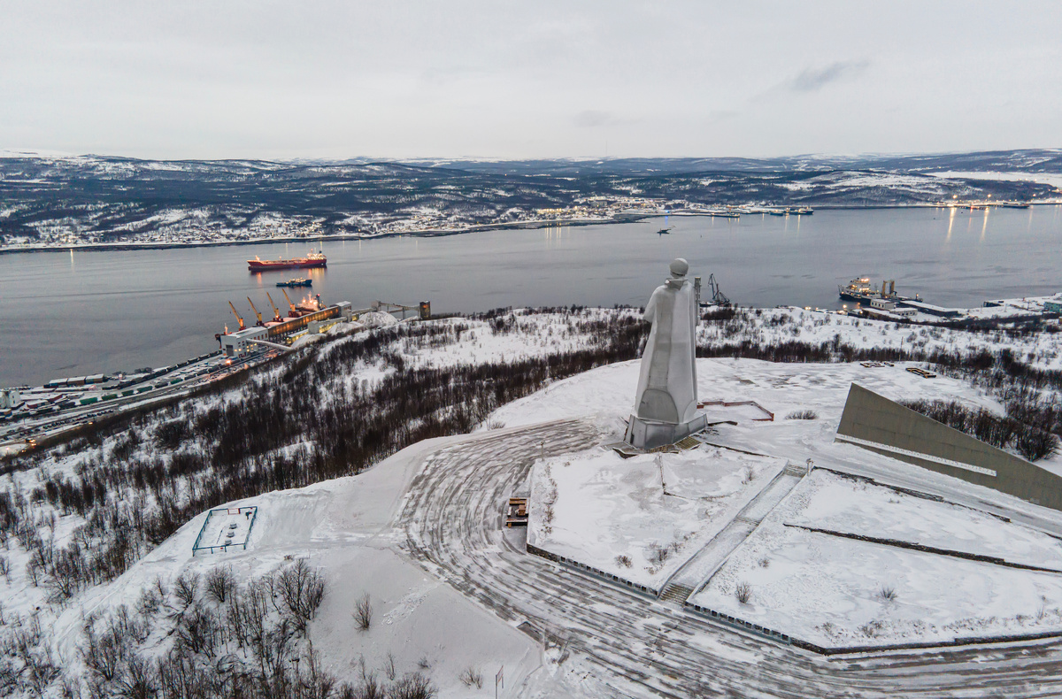 Длинные февральские выходные в Мурманске: незамерзающий порт-герой, челюсть кита и снежное сафари (Фото: MrDm на Freepik)