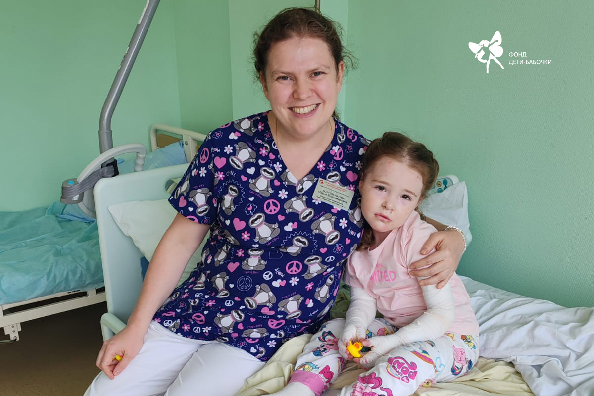 На фото: Короленкова Мария Владимировна - эксперт нашего фонда, д.м.н., детский врач-стоматолог, с подопечной нашего фонда Щипковой Светланой. Фото из архива фонда.