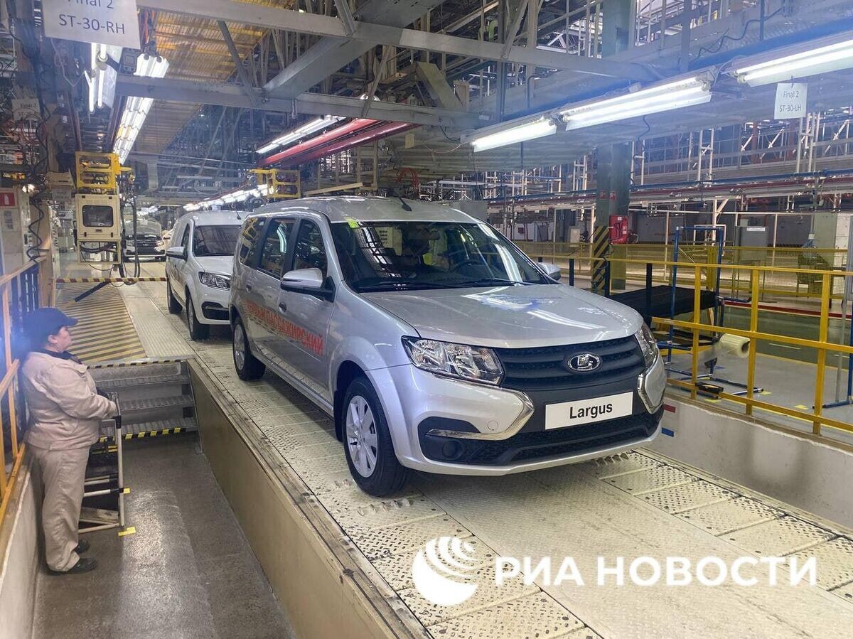    Запуск серийного производства автомобилей Lada Largus на заводе в Ижевске | © Фото : РИА Новости