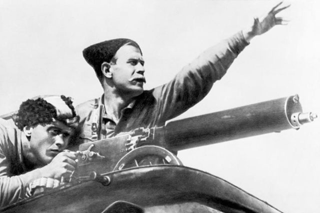    Леонид Кмит в роли Петьки и Борис Бабочкин в роли Василия Чапаева. 1934 год. Кадр из фильма