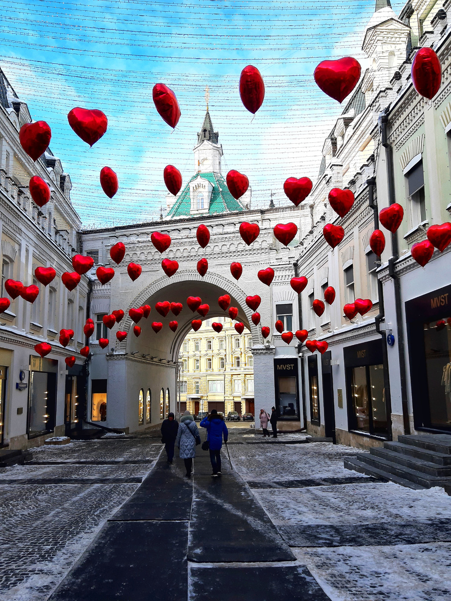 Зима 2026 в Москве. 14 февраля - день всех влюблённых. Как столица готовится к праздникам. Третьяковский проезд 2026.