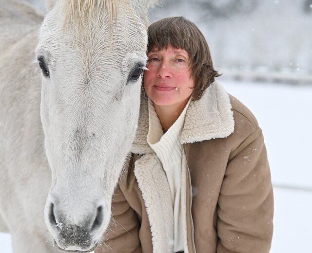 Как работает ипповенция — майндфулнес-общение с лошадьми? Можно перепрошить голову: выстроить границы, снять блоки и развить уверенность!