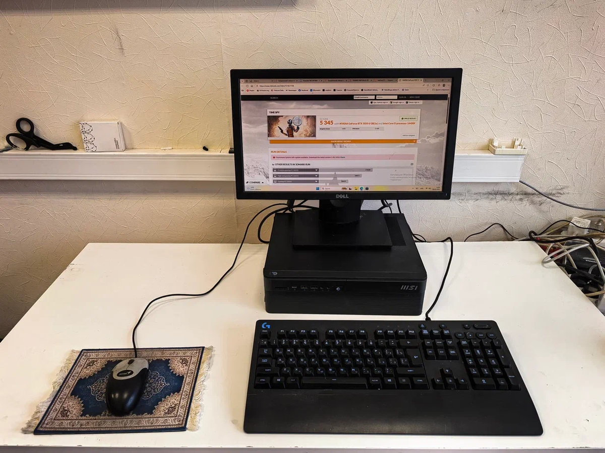 Несмотря на небольшие габариты, места сверху хватит даже для очень большого монитора (тут 19-дюймовый), при этом не будет проблем с вентиляцией