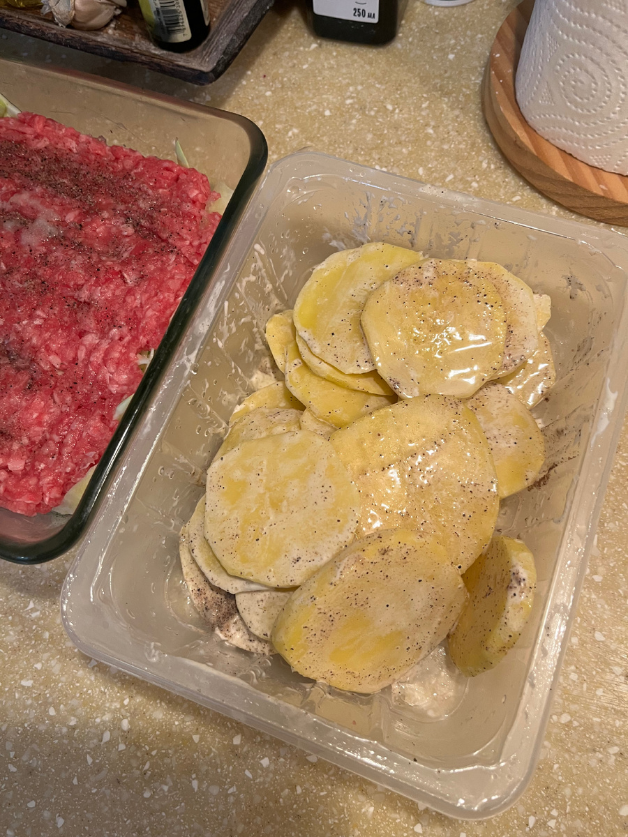 Приготовила картошку, чтобы выложить сверху. Посолила, поперчила, обваляла в майонезе.