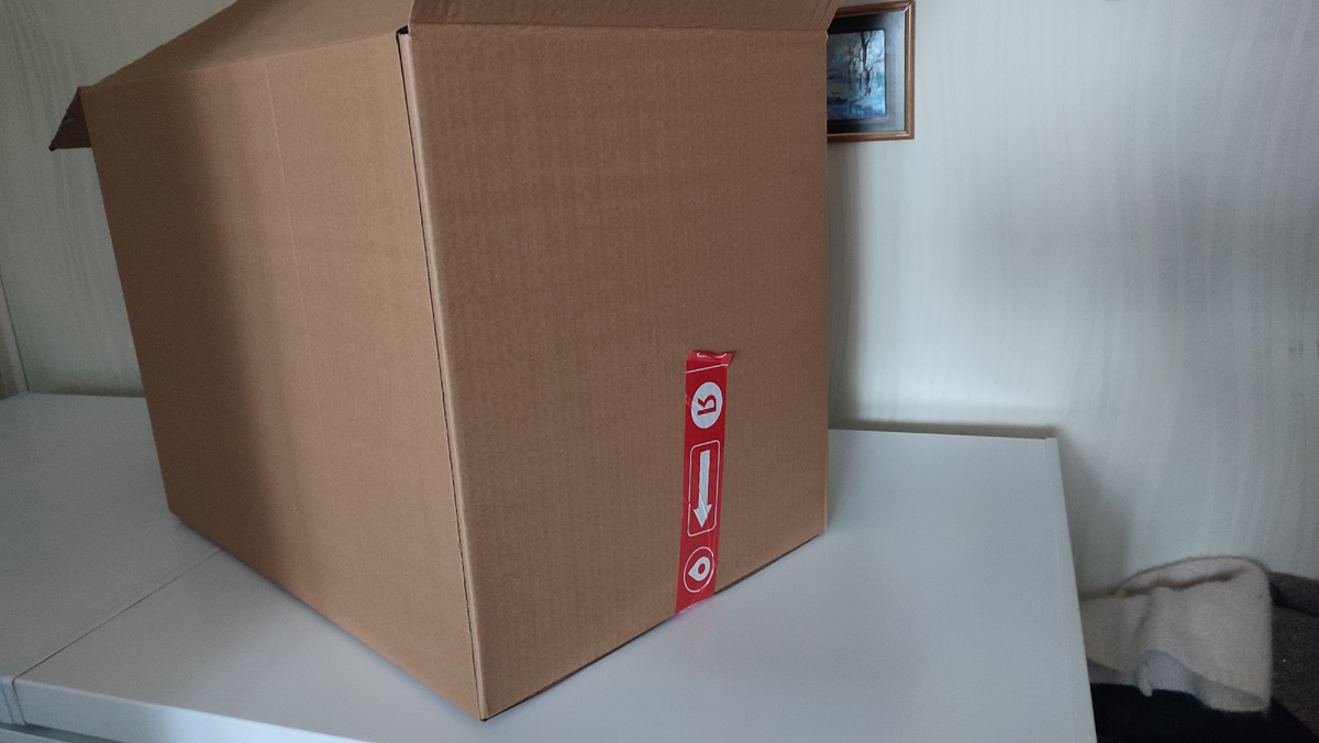 Недостаток большой коробки - слишком тонкий картон. Для отправки в этом размере, коробку можно загрузить до 20 кг, но проблема в том, что если её так загрузить, то тонкие стенки коробки начинают выгибаться, и на стыках рваться. Дома укрепила рёбра коробки скотчем. Половина содержимого поедет в пакете и коробка полностью упакуется уже в пункте сдачи, и ещё обмотается скотчем для жёсткости, иначе рассыпется. Если положить меньше, то вещи будут летать по коробке из-за того  что много пустого места. 