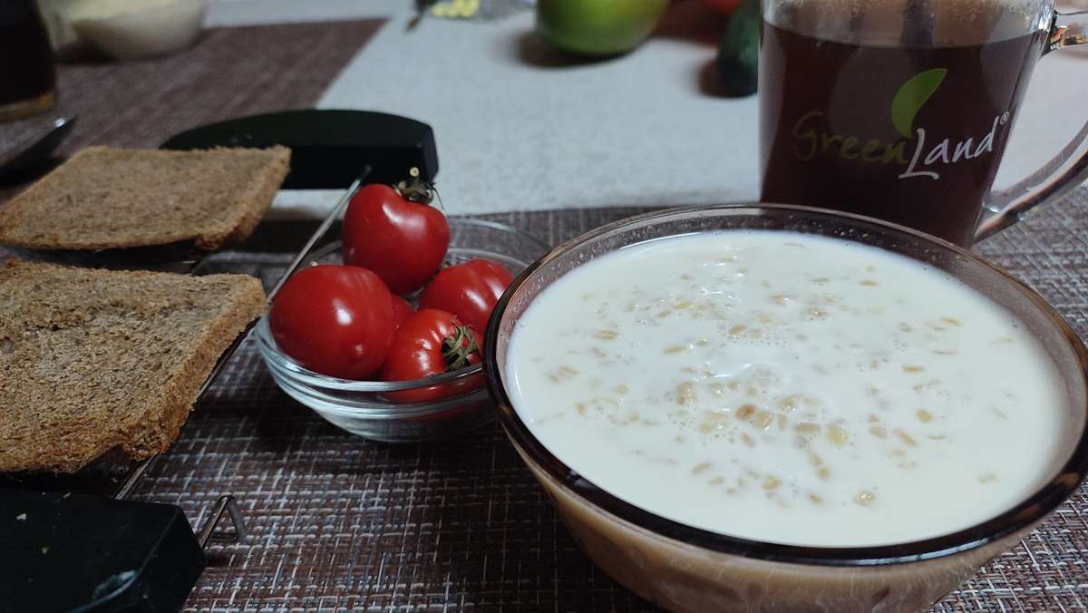 Завтрак: кофе, каша из булгура, хлеб, томаты для красоты , их мы съели на обед. 