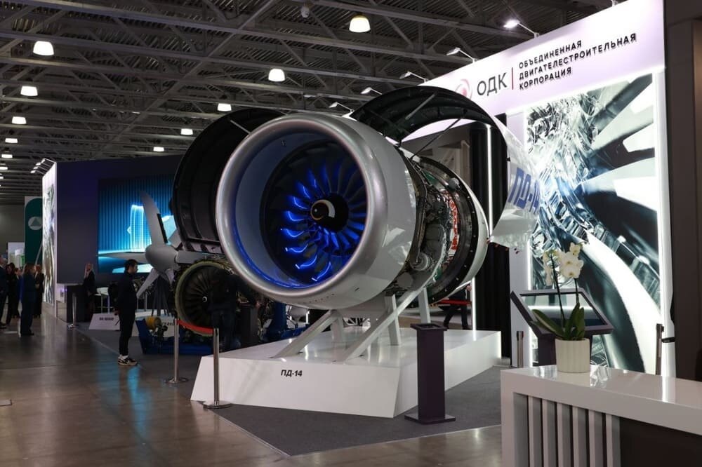    Двигатель ПД-8 в натуральную величину представлен на стенде ОДК на выставке инфраструктуры гражданской авиации NAIS в Москве. Источник фото: soyuzmash.ru.