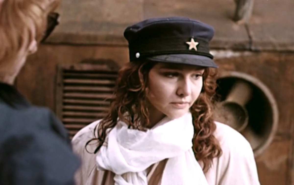 Кадр из кинофильма "Черная роза – эмблема печали, красная роза – эмблема любви", 1989 г., режиссер и сценарист Сергей Соловьёв, композитор Андрей Романов (скриншот)