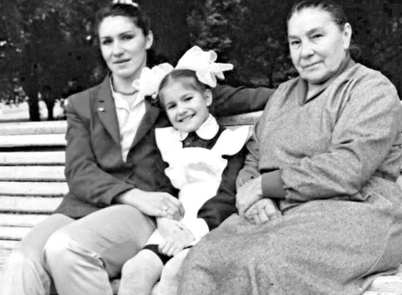 Галина Макарова с внучкой и дочерью