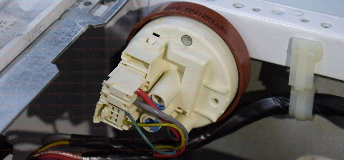 Пресостаты бывают разные, к ним подходит резиновая трубка снизу и провода управления