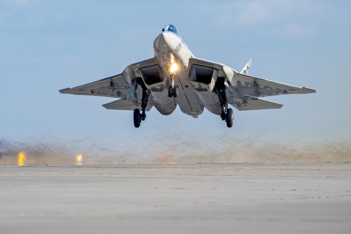    Наш истребитель пятого поколения отличают малая заметность, высокая маневренность и мощное вооружение./Министерство обороны РФ