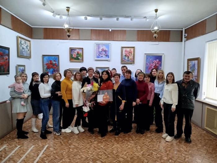    Автор выставки "Картины, несущие свет" О. В. Дроговозова (в центре) с работниками Миллеровского краеведческого музея и руководителем коллектива Г. М. Любченко (вторая слева). Марина Кремлева