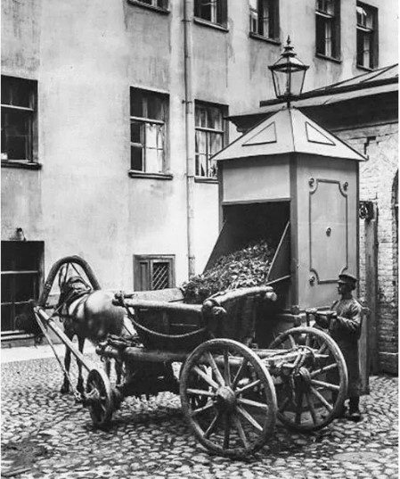 Злотарь приехал за мусором. Ист. https://spbvedomosti.ru/news/nasledie/na-strategicheskom-napravlenii-kak-stroili-zheleznodorozhnyy-most-cherez-volkhov/