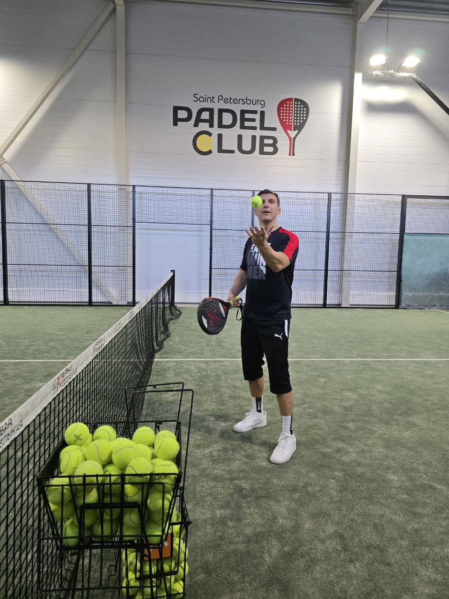 Фитнес-тренер Владимир Никифоров в первый раз на тренировке по падел-теннису