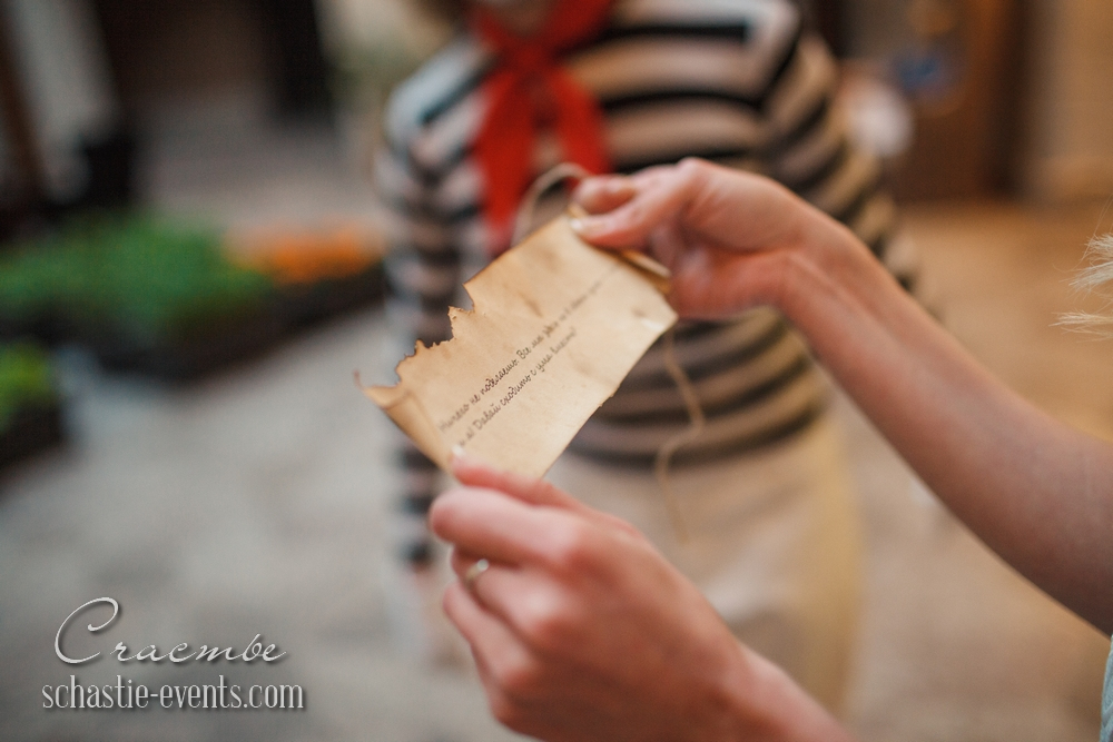 Девушка разгадывает загадки на квесте в Петербурге, чтобы найти подарок на 8 марта.