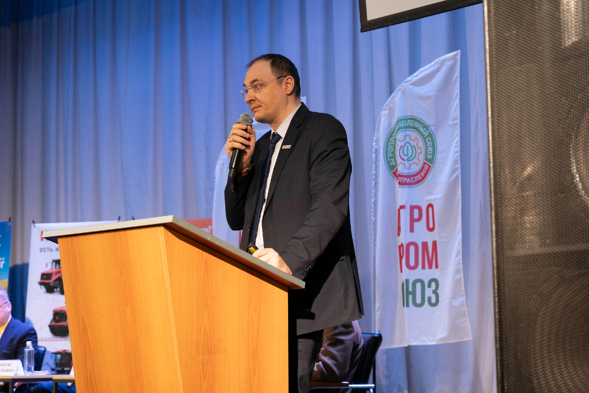 Заместитель руководителя Центра отраслевой экспертизы (ЦОЭ) Россельхозбанка Олег Князьков представил на Первом Поволжском Масличном форуме аналитический доклад по российскому рынку масличных культур