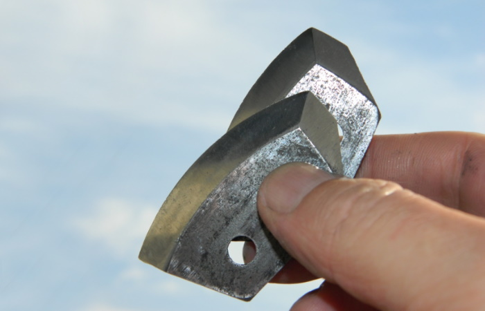 Полукруглые ножи (например Helios или Tonar “Скат”) облегчают бурение влажного льда, так как имеют меньший угол резания. Они дешевле сферических, но все же требуют навыка заточки