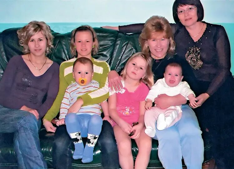    Слева направо: Дарья Виролайнен, Кристина Резцова с племянником Даниэлем, Василиса и Анфиса Анатольевна с младшей дочкой Машей / Источник фото: личный архив семьи Резцовых