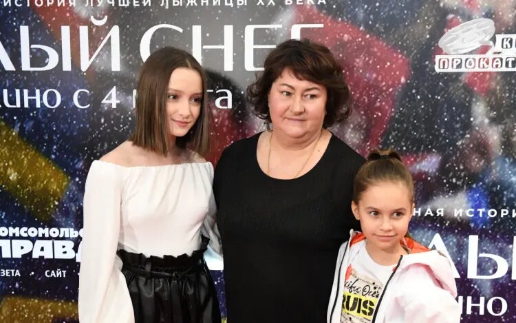    Актриса Полина Ватага, Елена Вяльбе с внучкой Ангелиной Вяльбе (слева направо) / Источник фото: РИА Новости