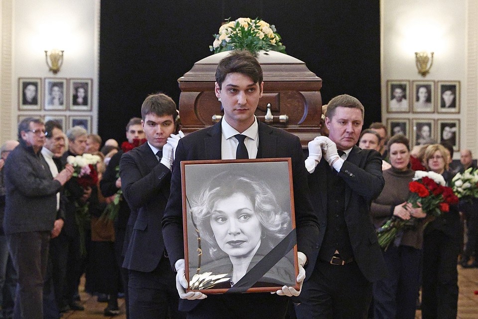    Проститься с Ольгой Евгеньевной пришли многие представители театрального и киноцеха. Фото: Софья Сандурская/ТАСС