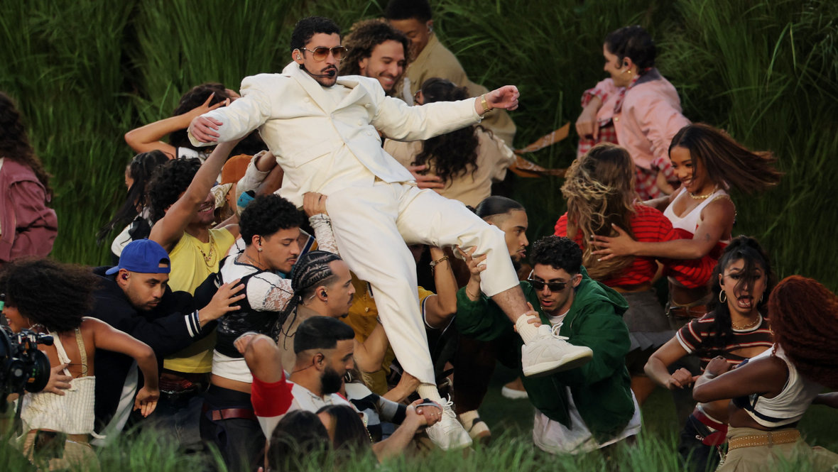    Выступление Bad Bunny в перерыве Супербоула-2026. Reuters