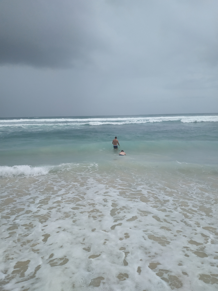 Несмотря на непогоду, наши мужчины ринулись в бездну океана