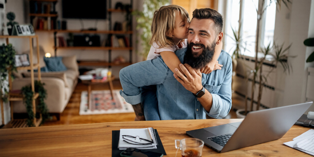 – Это не дочь, это моя внучка! – на Новый год бизнесмен получил подарок