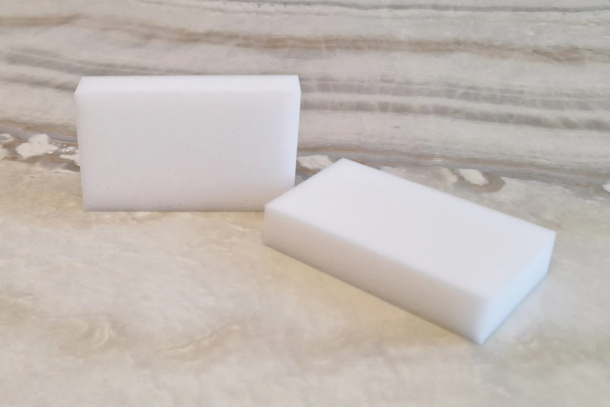 Обычно меламиновые губки небольшие. Эти губки длиной 10 см, шириной 6 см и высотой 2 см