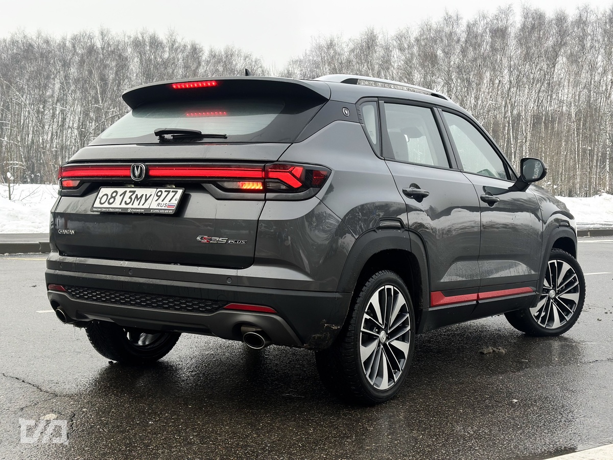 Задняя оптика привлекает взгляд