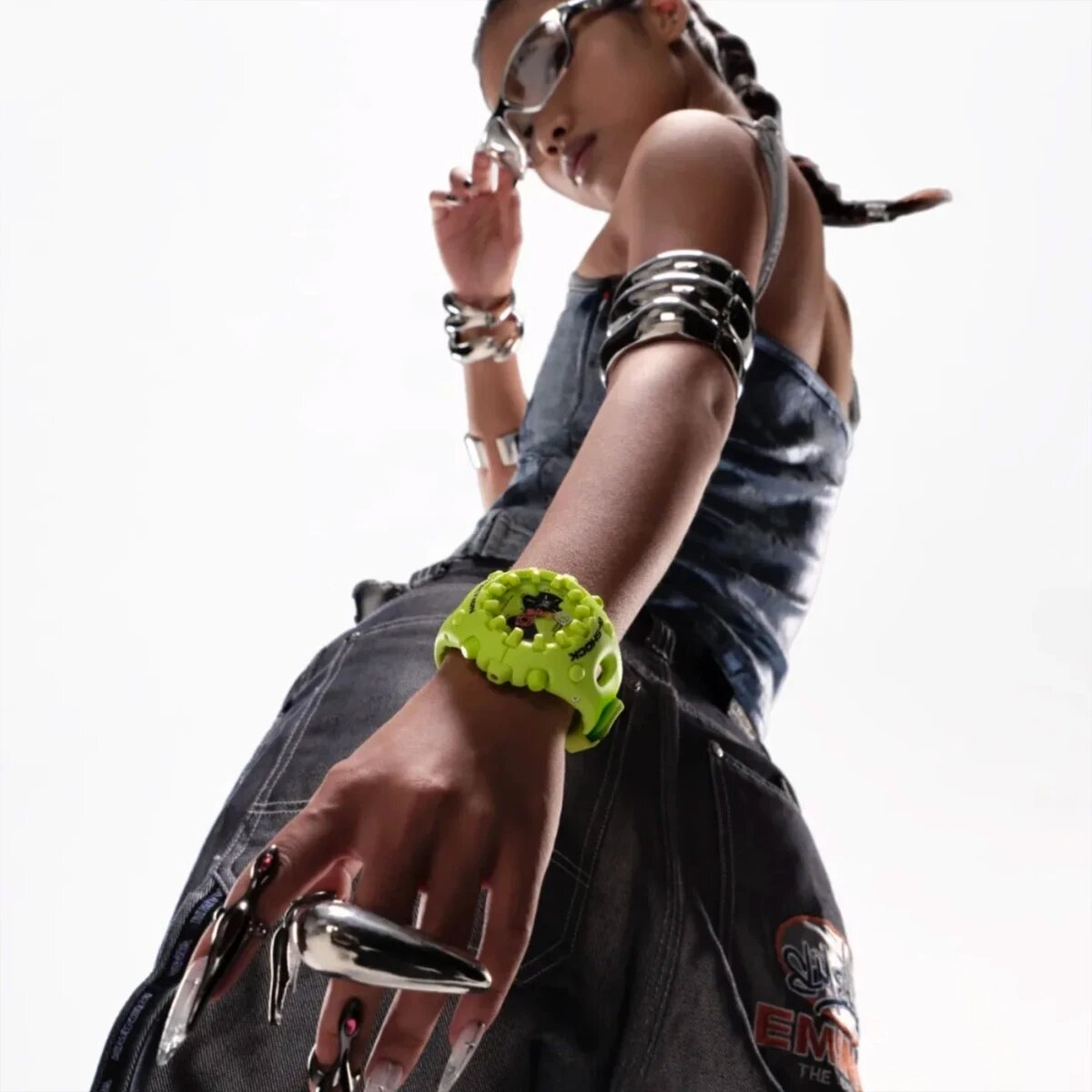 А сегодня модель с отсылкой к прошлому веку возглавляет экстравагантный облик