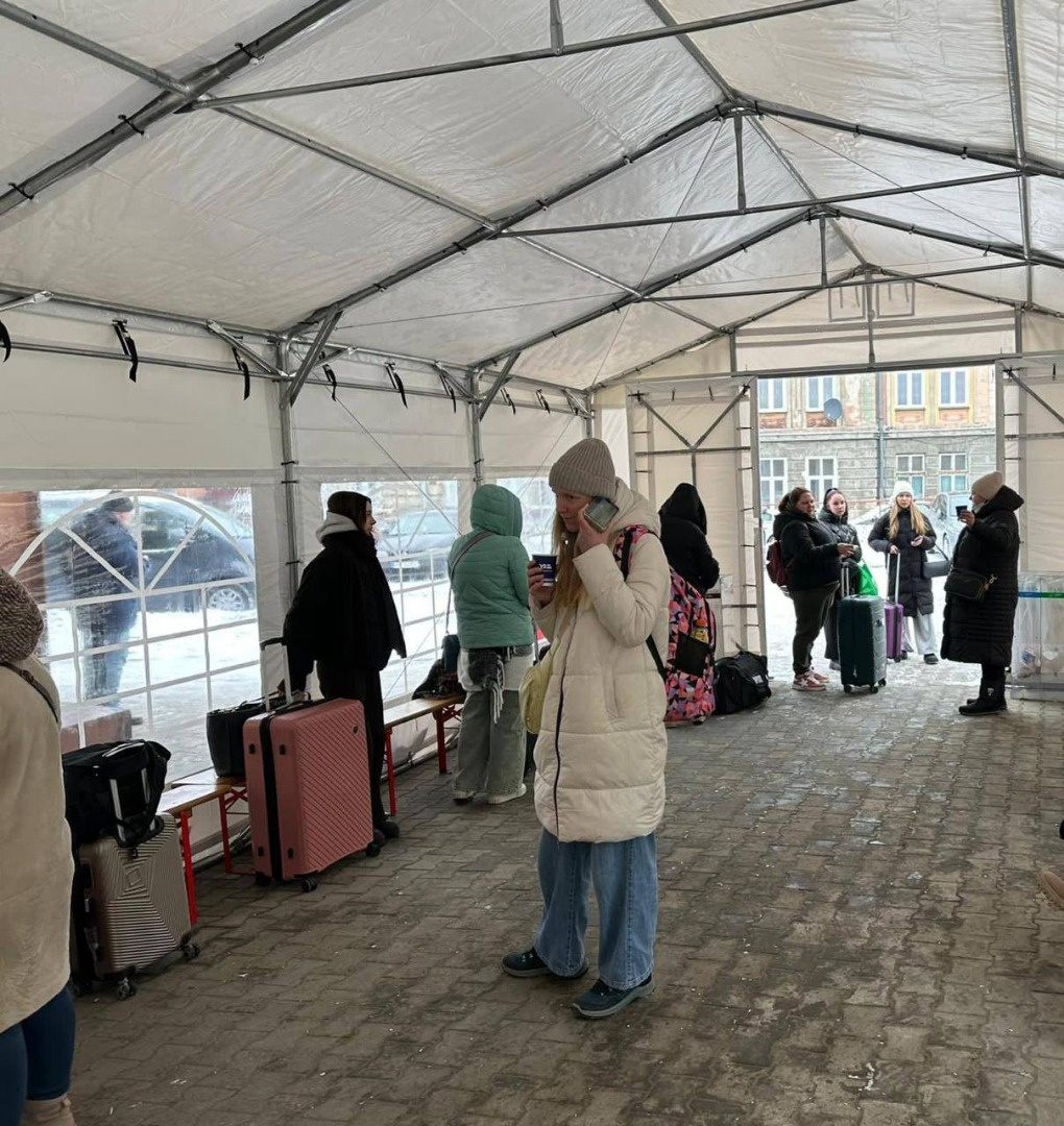    «Укрзализныця» открыла убогий пункт обогрева для пассажиров на вокзале в польском Перемышле