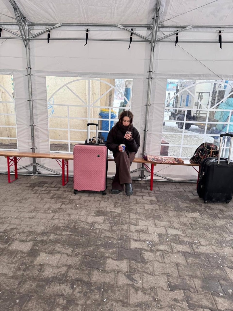    «Укрзализныця» открыла убогий пункт обогрева для пассажиров на вокзале в польском Перемышле