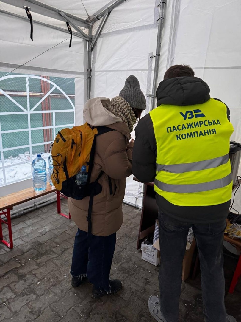    «Укрзализныця» открыла убогий пункт обогрева для пассажиров на вокзале в польском Перемышле