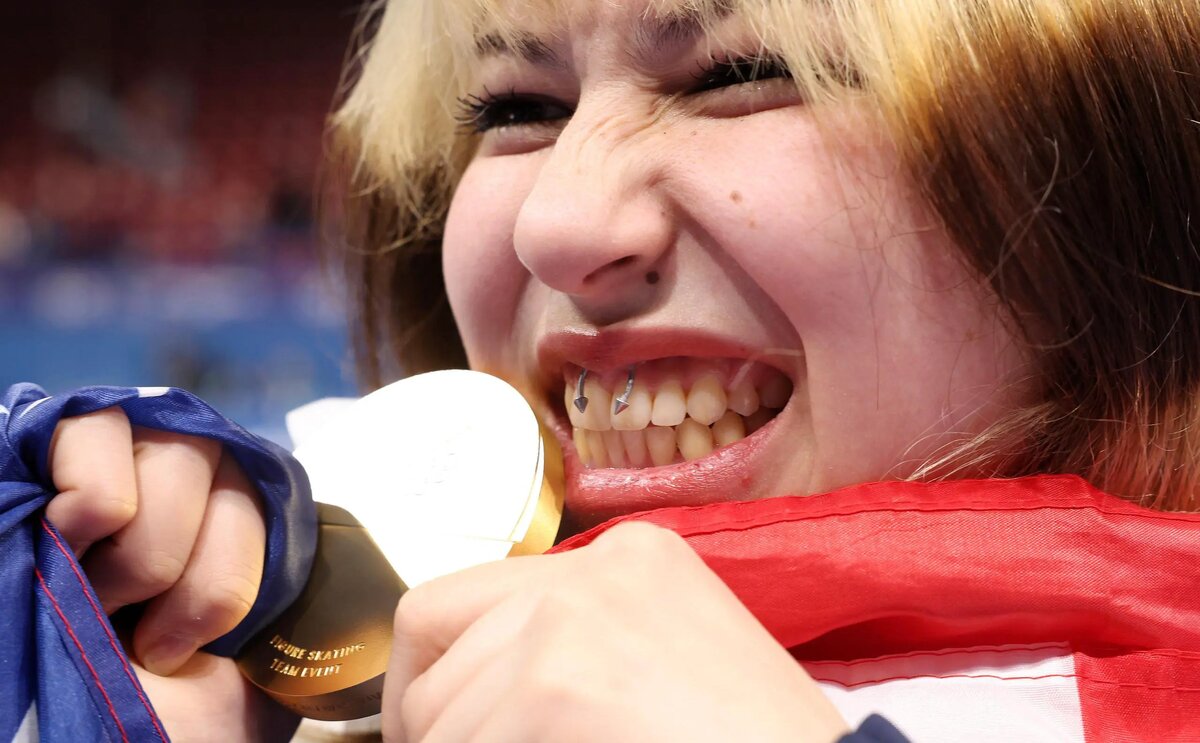    Фигуристка Алиса Лю показал сломанную медаль Олимпиады-2026 Фото: Jamie Squire / Getty Images) Алла Бородина