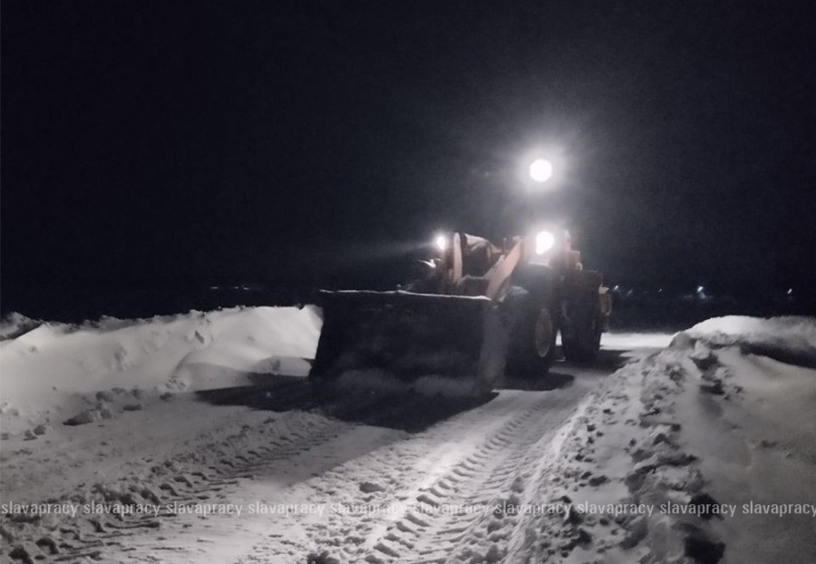     В режиме нон-стоп – кто и как спасает дороги Копыльского района от снега