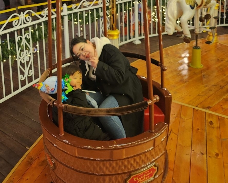 Пак Сэ Ён и ее сын Чон У наслаждаются днем в парке развлечений (Пак Сэ Ён)