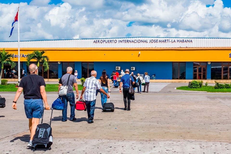    На Кубе массово отменяют авиарейсы - на Острове свободы нечем заправлять самолеты. Фото: jo Crebbin/Shutterstock/Fotodom