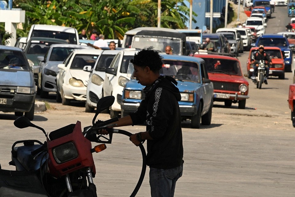    Очереди на автозаправочных станциях, Куба REUTERS