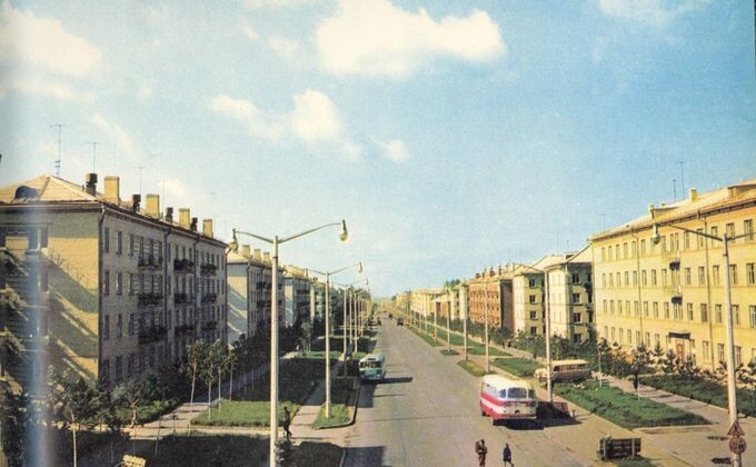 Изначально проспект планировали назвать в честь академика Лаврентьева, но он отказался и настоял на «Морском»