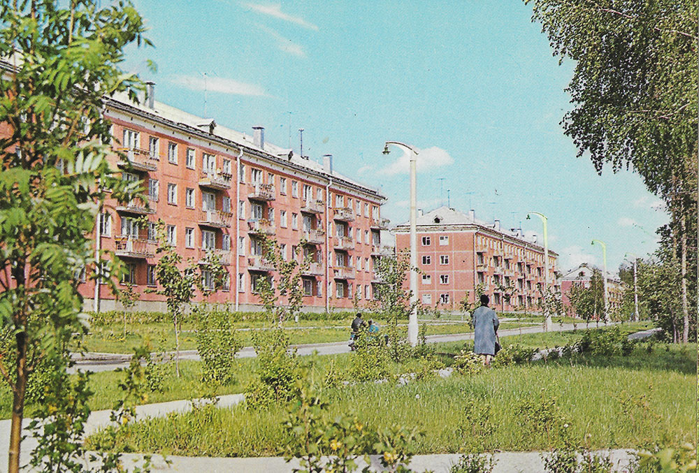 В 70-е годы на Морском проспекте уже стояли жилые дома, утопающие в зелени