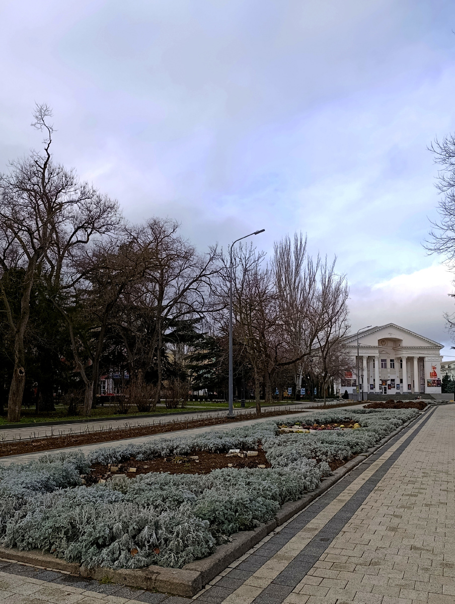 Красивое здание - кинотеатр Крым. 