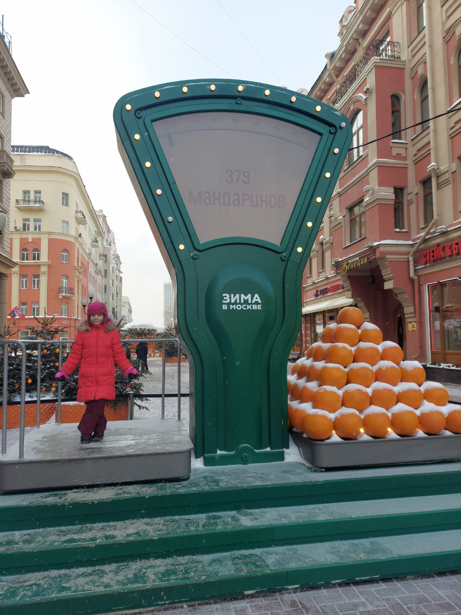 Вспомнился анекдот. Приходит Чебурашка к крокодилу Гене и говорит: «Гена, нам тут 10 апельсинов прислали — 8 тебе и 8 мне». «Но, Чебурашка, 10 апельсинов — это никак не получается по 8 каждому». «Ну не знаю, я свои 8 уже съел»... 