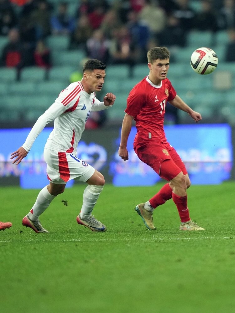    Лукас Сепеда (Чили) и Александр Головин (Россия) в товарищеском матче в Сочи. Фото: РИА Новости/ Александр Вильф